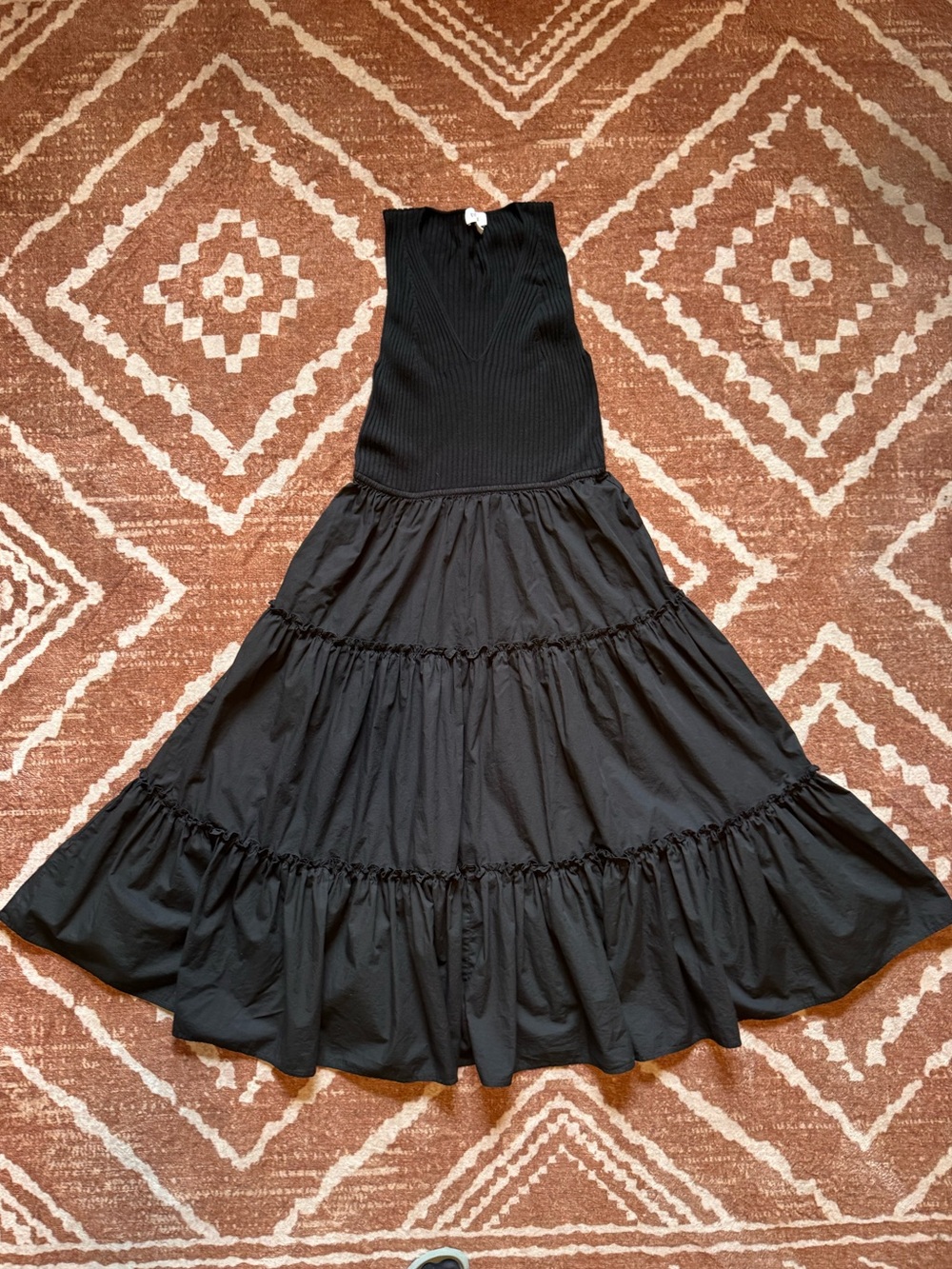 Evereve Black Arya Mixed Media tiered midi dress w/ ribbed v neck bodice sz Lg